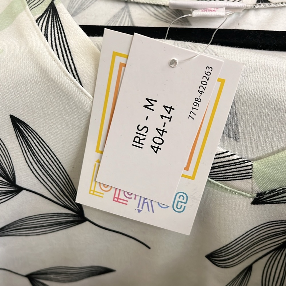 NWT Lularoe Iris Tunic Top Size M Mint/Black/White V-Neck, Leaves Pattern - Picture 3 of 6